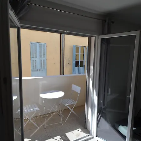4 Personnes Avec Balcon Quartier Du Port A アパート